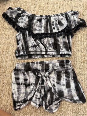 Random Hearts Tie-Dye Black & White Off-Shoulder Girl Set - 4T